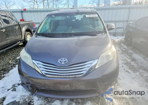2013 Toyota Sienna Xle z USA, uszkodzony, nr VIN 5TDDK3DC9DS051002